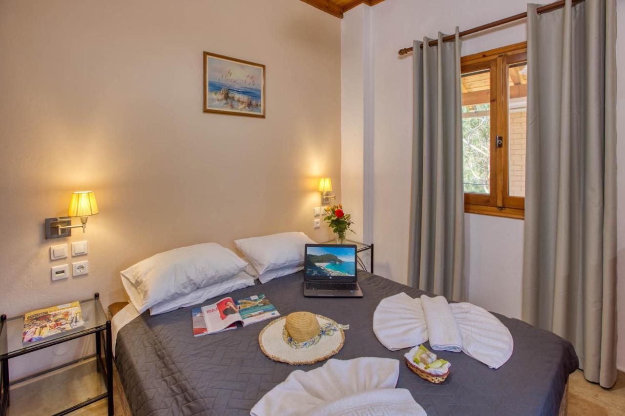 Christinas Apartments Ágios Matthaíos Zewnętrze zdjęcie