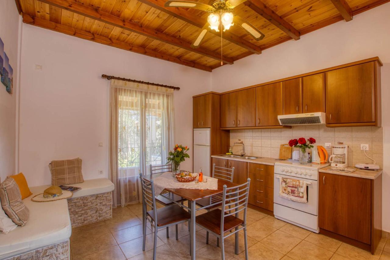 Christinas Apartments Ágios Matthaíos Zewnętrze zdjęcie