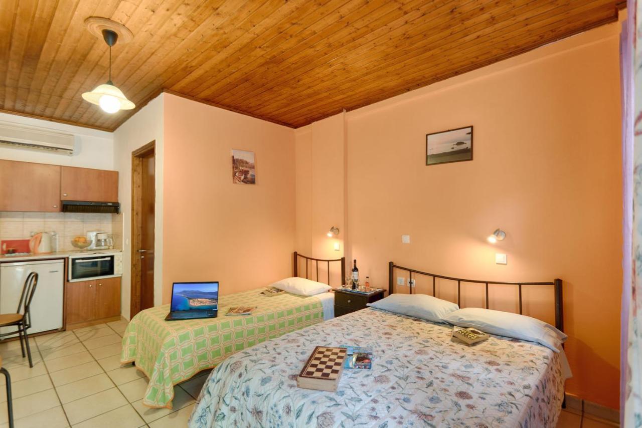 Christinas Apartments Ágios Matthaíos Zewnętrze zdjęcie